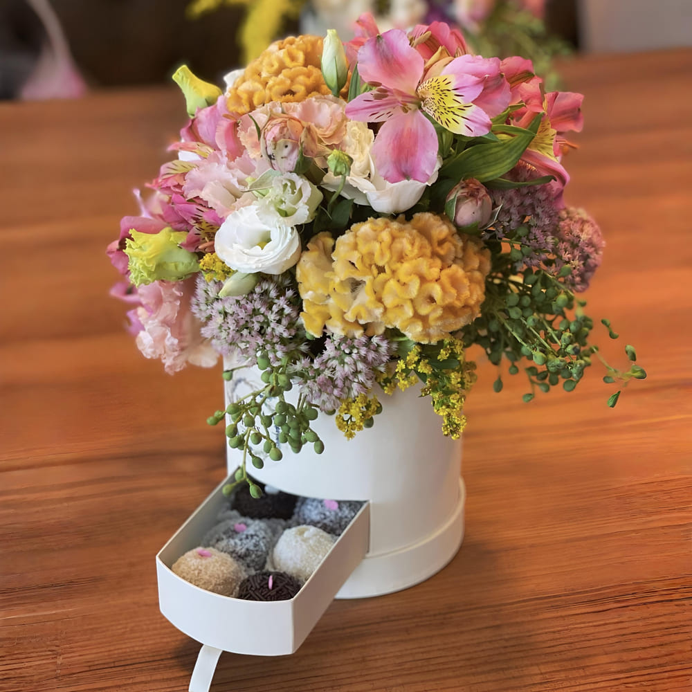 Bouquet em Caixa com Chocolate_Embaixada das Flores_Mood (1) (2) (1)