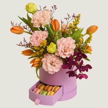 Box with Flowers & Macarons